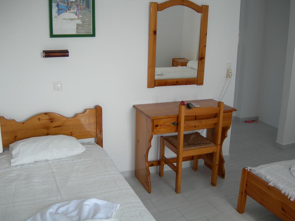 Bizas Rooms & Studios Парос Екстериор снимка