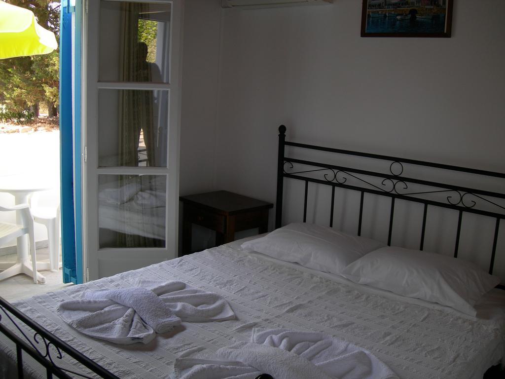 Bizas Rooms & Studios Парос Екстериор снимка