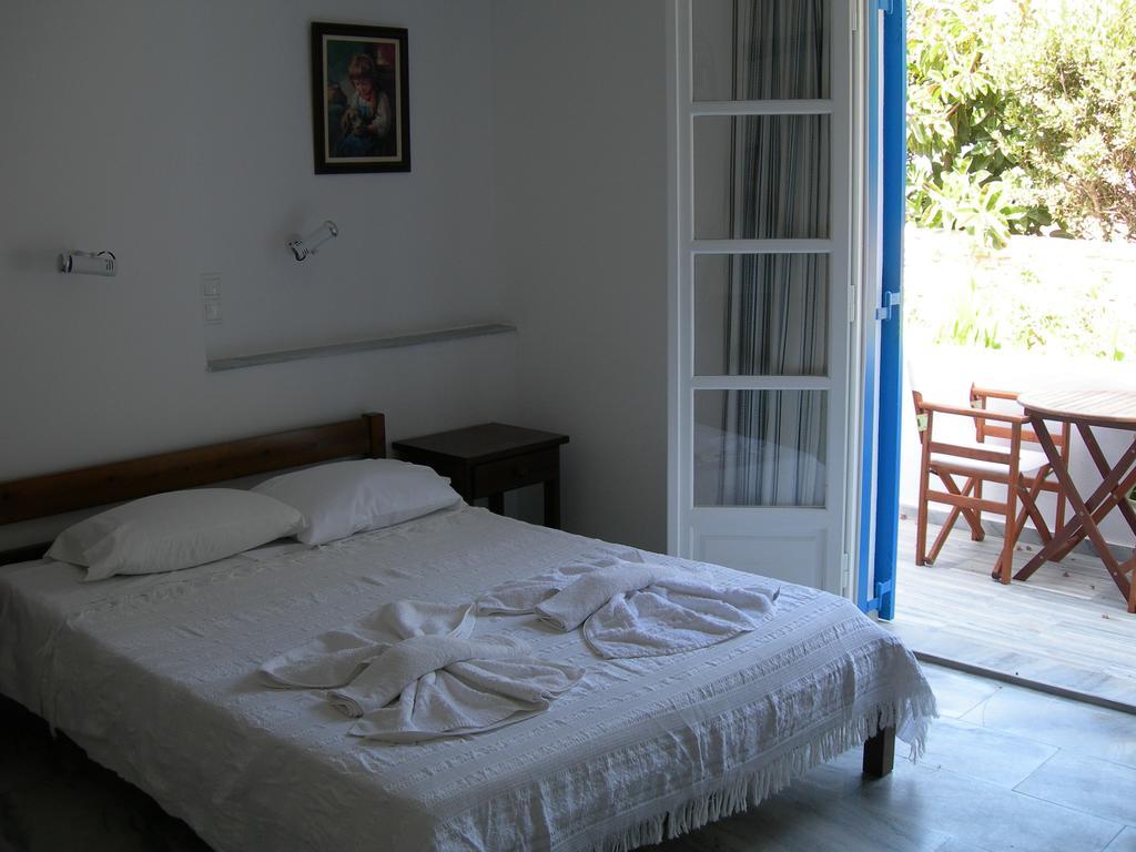 Bizas Rooms & Studios Парос Екстериор снимка