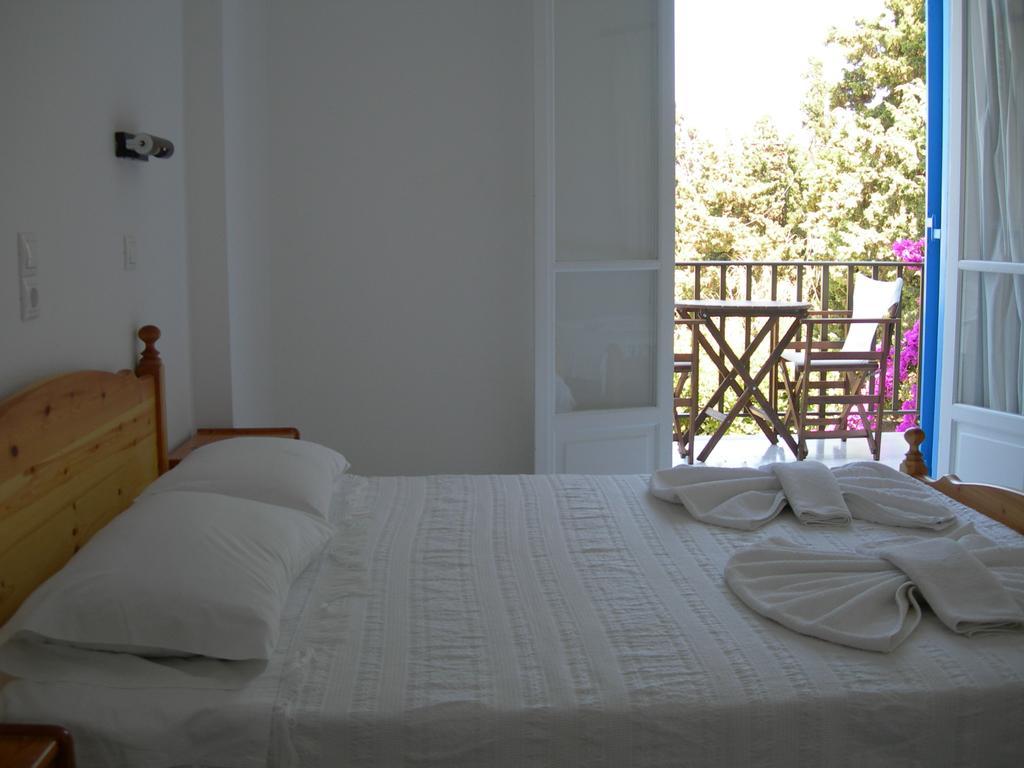 Bizas Rooms & Studios Парос Екстериор снимка
