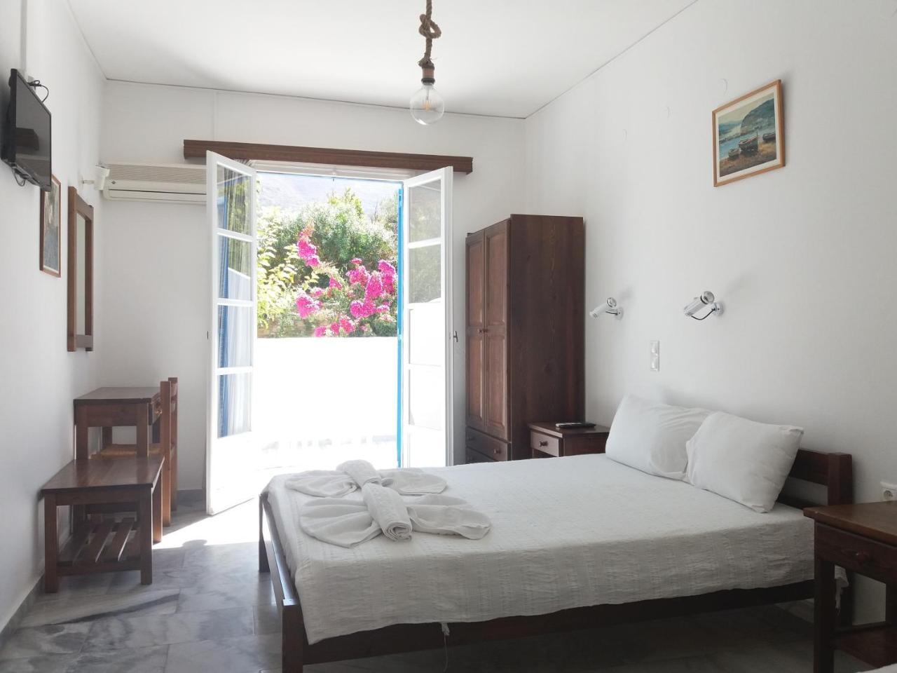 Bizas Rooms & Studios Парос Екстериор снимка