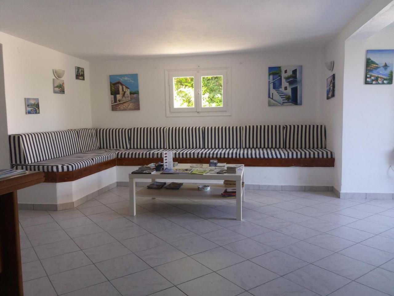 Bizas Rooms & Studios Парос Екстериор снимка