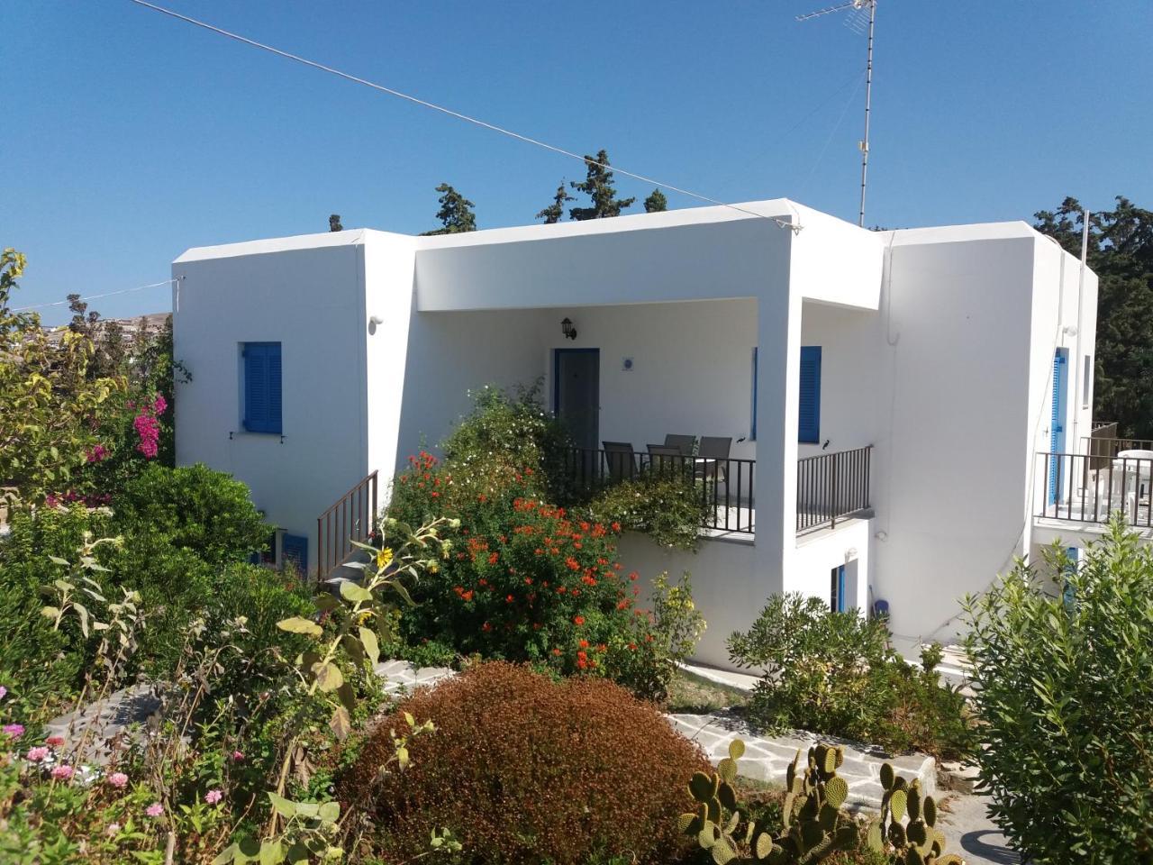 Bizas Rooms & Studios Парос Екстериор снимка